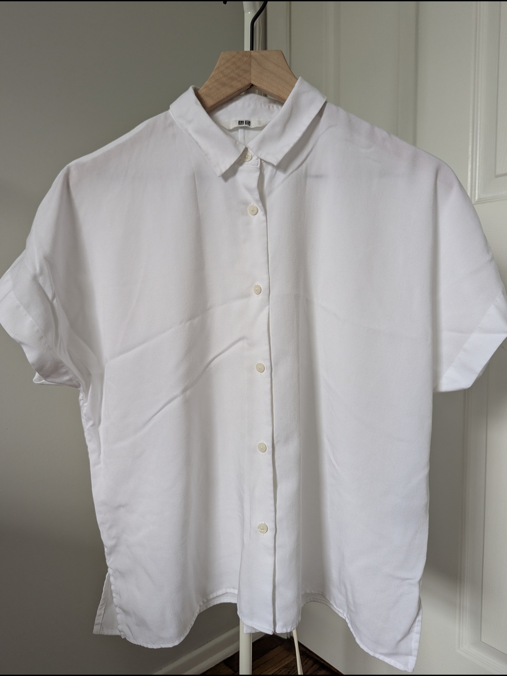 Uniqlo White Short-Sleeve Button-Up Shirt - Classic Casual